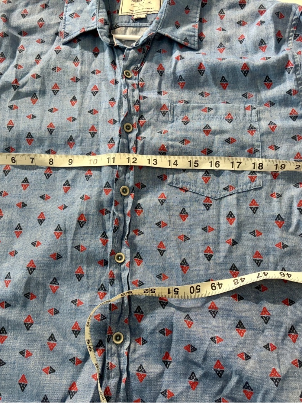 Men's Light Blue Short-Sleeve Button-Down Shirt with Red Geometric Print XL - Picture 6 of 7